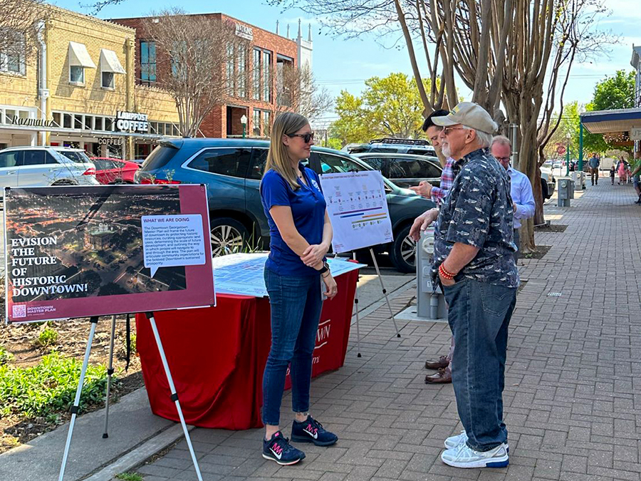 Kim McAuliffe talking to Georgetown residents.